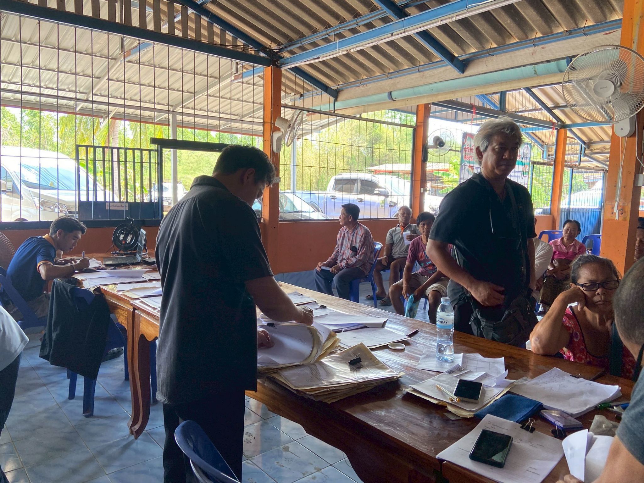 title - วันที่ 3 เมษายน 2569 นายวิทูล ประดิษฐ์บุญ ปฏิรูปที่ดินจังหวัดปราจีนบุรี มอบหมายให้ นายลิขิต ผันผ่อน ผู้อำนวยการกลุ่มกฎหมาย พร้อมด้วย เจ้าหน้าที่ ส.ป.ก.ปราจีนบุรี ลงพื้นที่ออกศูนย์บริการเคลื่อนที่ “Mobile Unit”  ยื่นคำร้องทั่วไปและปรึกษาข้อกฎหมายที่เกี่ยวข้องกับการปฏิรูปที่ดิน ณ เขาไม้แก้ว อำเภอกบินทร์บุรี จังหวัดปราจีนบุรี